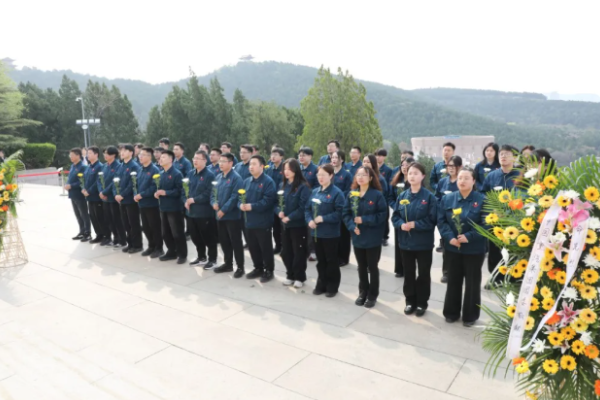 弘扬英烈精神 赓续红色血脉 | 中国重汽集团组织开展清明祭扫活动